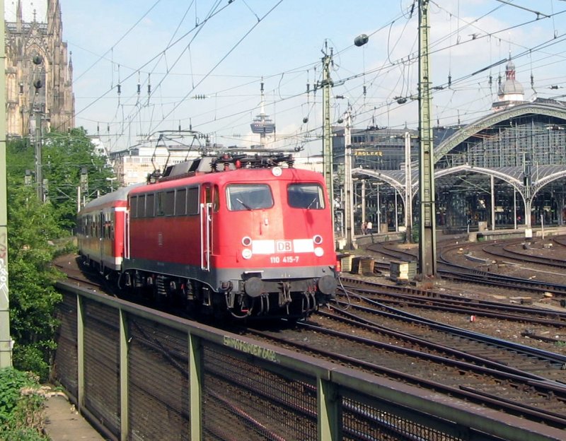 110 415-7 hat gerade den Hauptbahnhof Kln verlassen um die Fahrgste nach Siegen zu bringen. Schade ist es, dass man heutzutage in Kln nur noch sehr selten die schnen Bgelfalten sieht. (17.7.2009)