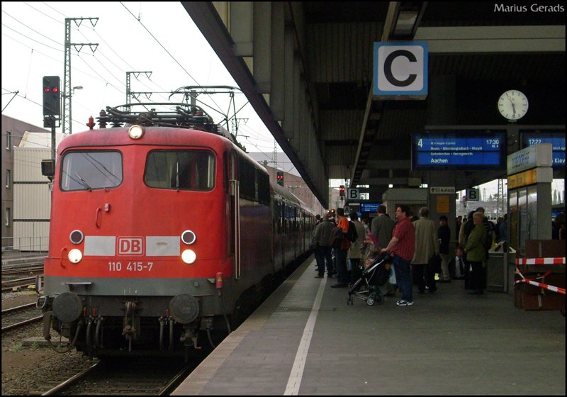 110 415 mit dem  Wupper-Express  RE11596 (Dsseldorf-Aachen) bei der Einfahrt in Dsseldorf Hbf 16.4.2009