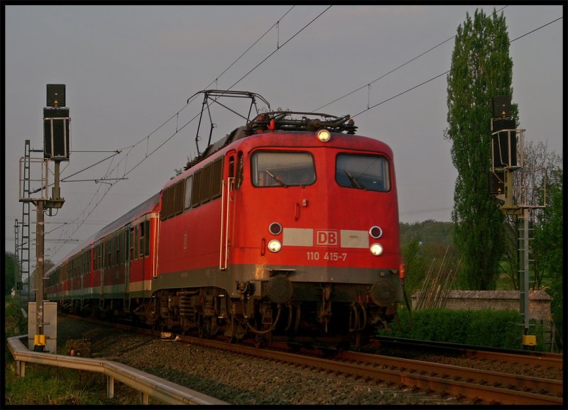 110 415 mit dem  Wupper-Express  RE11598 nach Aachen am Esig Geilenkirchen 20.4.2009