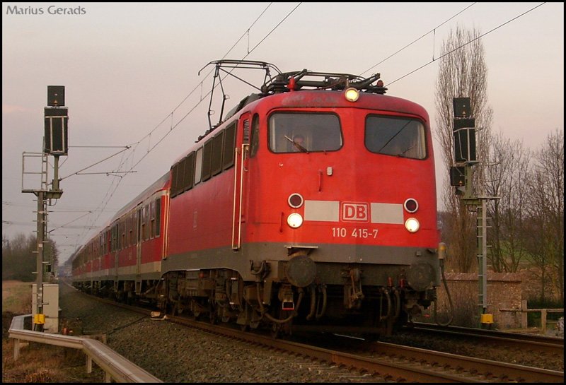 110 415 zieht ihren RE11594  Wupper-Express  am Geilenkirchener Esig vorbei nach Aachen 13.3.2009
