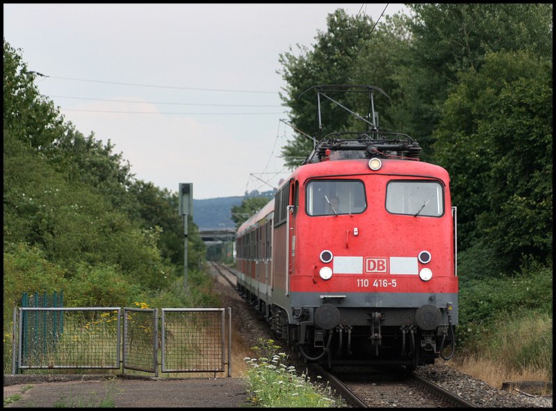 110 416-5 durchfuhr am Nachmittag des 29.07.2008 als RB von Donauwrth nach Aalen den ehemaligen Haltepunkt Frankenreute zwische Westhausen und Goldshfe.