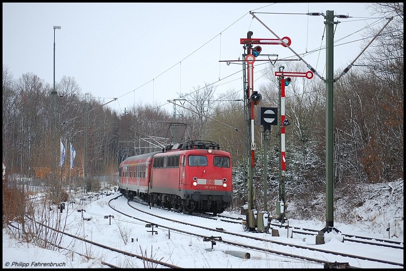 110 416-5 passiert am 22.03.08 die Goldshfer Ausfahrsignale fr Zge Richtung Donauwrth, wobei nurnoch eines davon, das von Gleis 2R, in Betrieb ist. Gleich erreicht RB 37150 quietschend den Goldshfer Regionalbahnhof auf Gleis 2R, das Fahrtziel ist Aalen.
