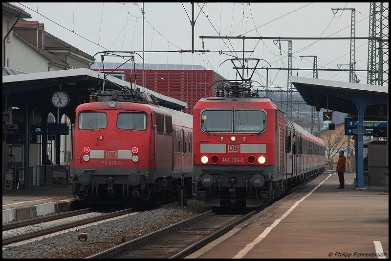 110 416-5 steht mit RB 37163 nach Donauw�rth auf Gleis 1 und auf Gleis 2 steht 143 106-3 mit ihrem RE 19468 nach Stuttgart Hbf, aufgenommen am 17.03.08 in Aalen.