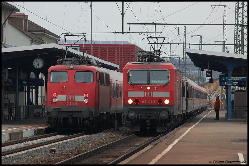 110 416-5 steht mit RB 37163 nach Donauwrth auf Gleis 1 und auf Gleis 2 steht 143 106-3 mit ihrem RE 19468 nach Stuttgart Hbf, aufgenommen am 17.03.08 in Aalen.