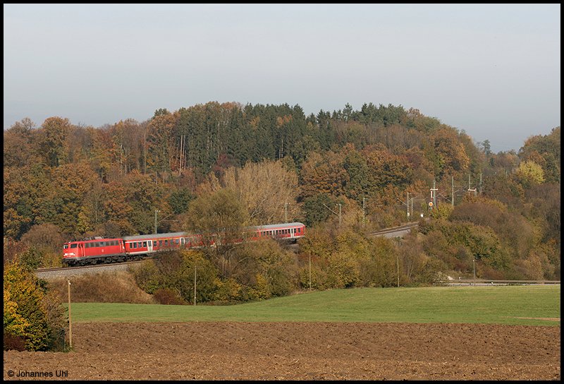 110 416-5 zog am Morgen des 26.10.2008 mit eine RB von Donauw�rth nach Aalen. Aufgenommen in Aalen-Oberalfingen, kurz nach Verlassen des Goldsh�fer Bahnhofs. 