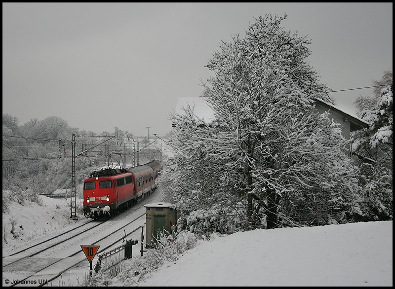 110 418-1 durchquerte am Nachmittag des 11.12.2008 mit ihrer RB die Anrufschranke in Goldshfe/Oberalfingen.