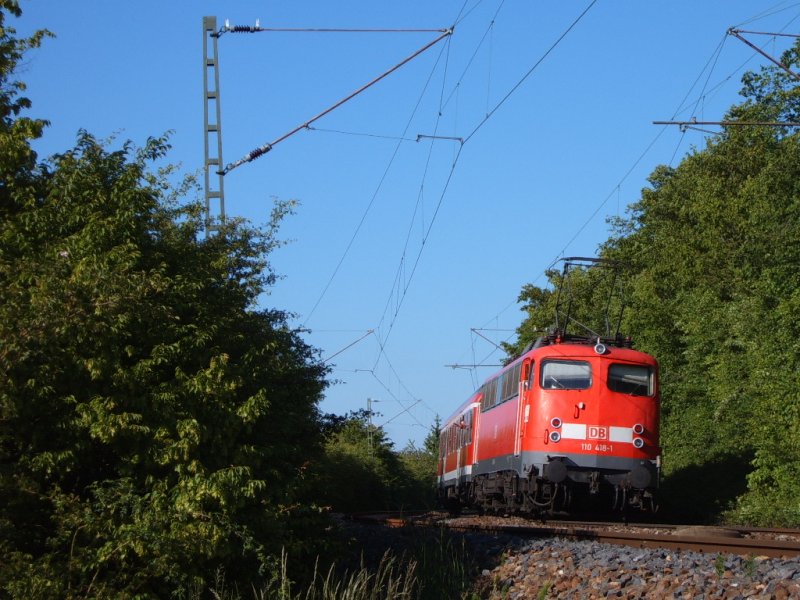 110 418-1 fhrt mit RB 37163 von Aalen wieder zurck nach Donauwrth. Hier hat man sie, am 18. Mai 2007, in Aalen-Wasseralfinegn abgelichtet.