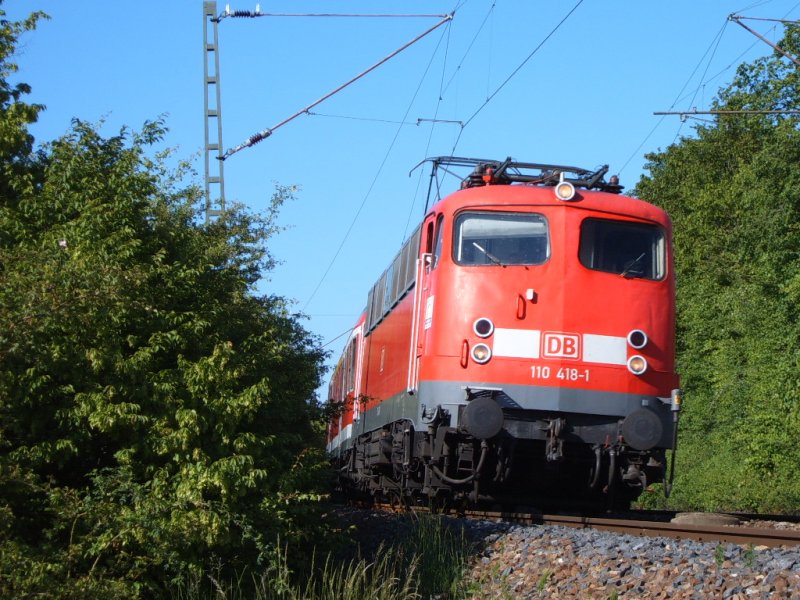 110 418-1 mit der RB 37164 aus Donauwrth vor ihrem Fahrtziel, der Knotenbahnhof Aalen. Hier hat sie gerade das Blocksignal von Wasseralfingen passiert. Foto: Freitag, 18.05.07.