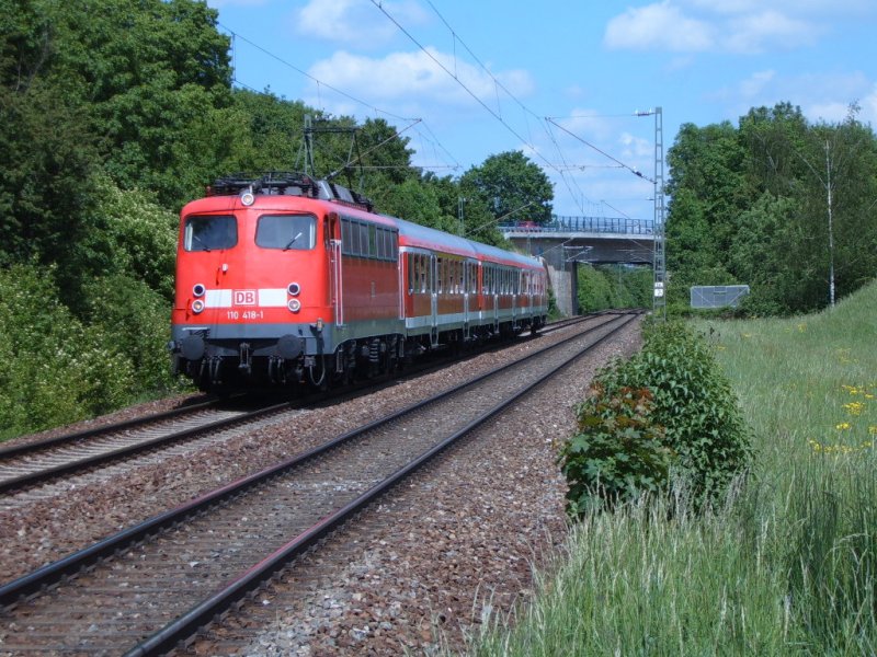 110 418-1 mit einer RegionalBahn aus Donauwrth, am 17.05.07 vor dem Haltepunkt Hofen(b Aalen). Das Fahrtziel ist Aalen.