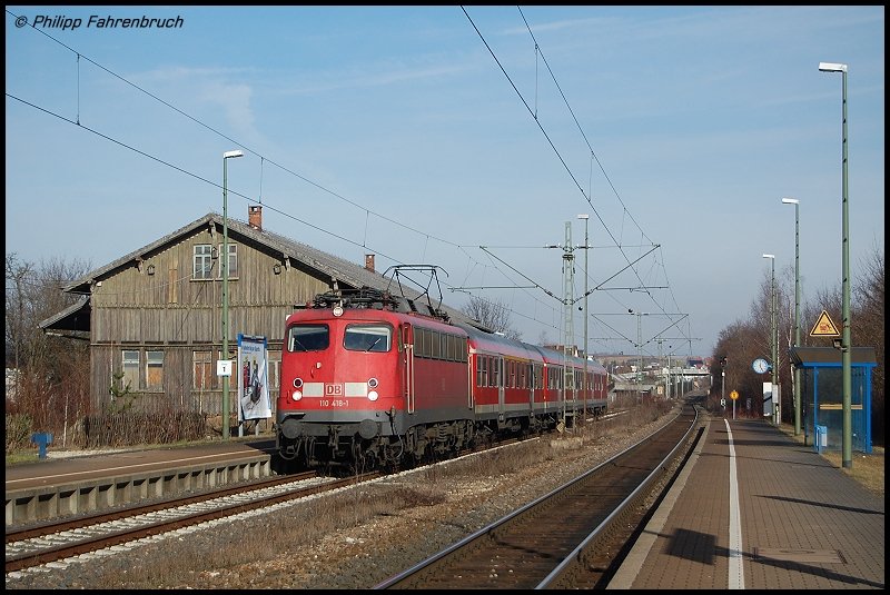 110 418-1 passiert am 26.01.08 mit RB 37152 von Donauwrth nach Aalen die Hst Wasseralfingen ohne Halt. Das Fahrtziel ist fast ereicht...