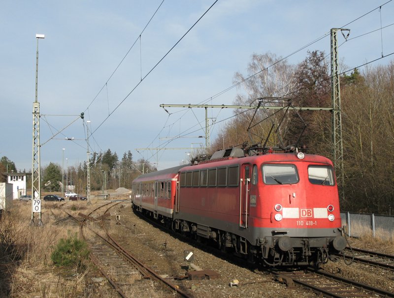 110 418-1 schob am Nachmittag des 26.1.2008 eine Regionalbahn nach Donauwrth. Hier kurz nach dem Halt im Bahnhof Goldshfe.