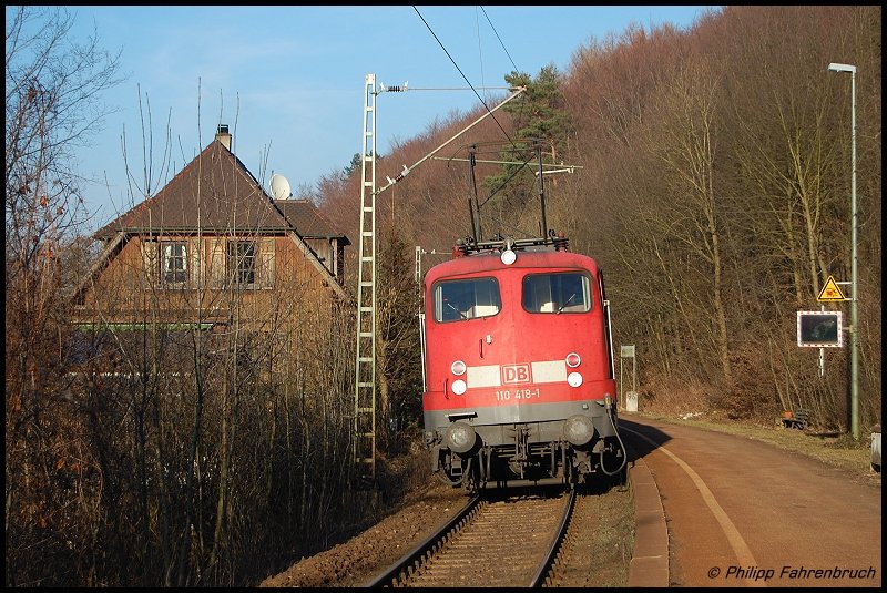 110 418-1 verlsst zur Nachmittagszeit des 12.02.08 mit RB 37159 von Aalen nach Donauwrth den Aufhausener Haltepunkt.