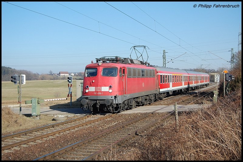 110 418-1 zieht am 12.02.08 RB 37154 von Donauwrth nach Aalen, aufgenommen am B Km 77 der Remsbahn (KBS 786). In wenigen Minuten ist das Fahrtziel Aalen erreicht.