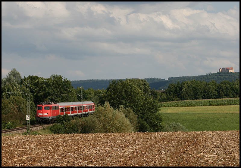 110 418-1 zog am Nachmittag des 2.08.2008 eine RB von Donauwrth nach Aalen. Aufgenommen kurz vor einem heftigen Gewitter bei Frankenreute, nchster Halt des Zuges war Goldshfe.
