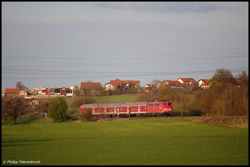 110 418 befrdert am Abend des 24.04.08 RB 37168 von Donauwrth nach Aalen, aufgenommen am Km 76,8 der Remsbahn (KBS 786) bei Aalen-Hofen.