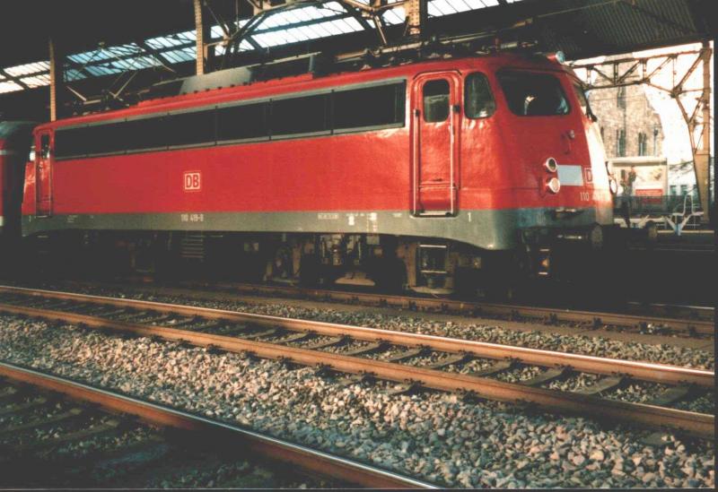 110 419-9,eine  Bgelfalten-110 , steht im November 2002 abfahrbereit mit einem Zug der nicht mehr existierenden Linie RB 21 nach Kln-Deutz in Aachen Hbf.