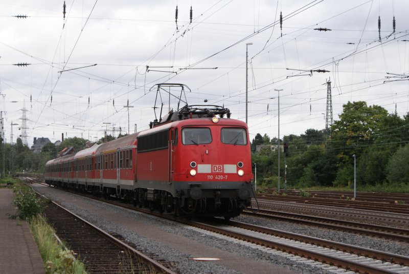 110 420-7 mit der RB 48 nach Kln Hbf bei der Einfahrt in SOlingen Hbf am 07.09.08