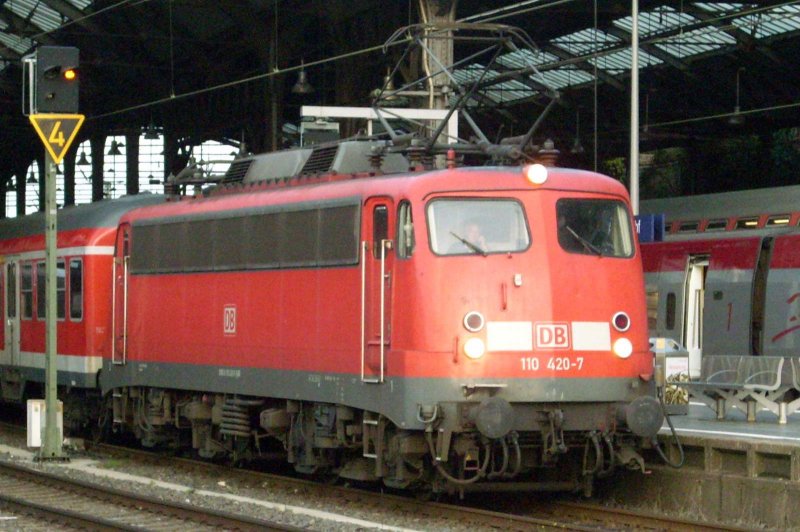 110 420-7 mit RE Garnitur zieht in den Aachener Abstellbahnhof vor. Gru an den Tf ;-) 2.Okt.´08