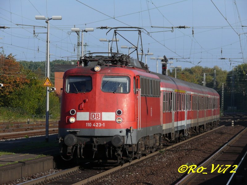 110 423-1 mit RB 59 Hellweg-Bahn (Soest-Dortmund). Hier in Unna Bf. 13.10.2007.