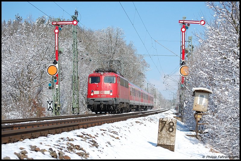 110 425-6 bringt am winterlichen Morgen des 24.03.08 RB 37150 von Donauwrth nach Aalen, aufgenommen an der Goldshfer Doppelformsignaleinfahrt.