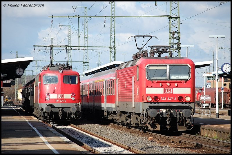 110 425-6 mit RB 37157 nach Donauwrth auf Gleis 1 und 143 347-4 mit RE 19450 nach Stuttgart Hbf auf Gleis 2 des Aalener Bahnhofs, aufgenommen am 05.03.08.