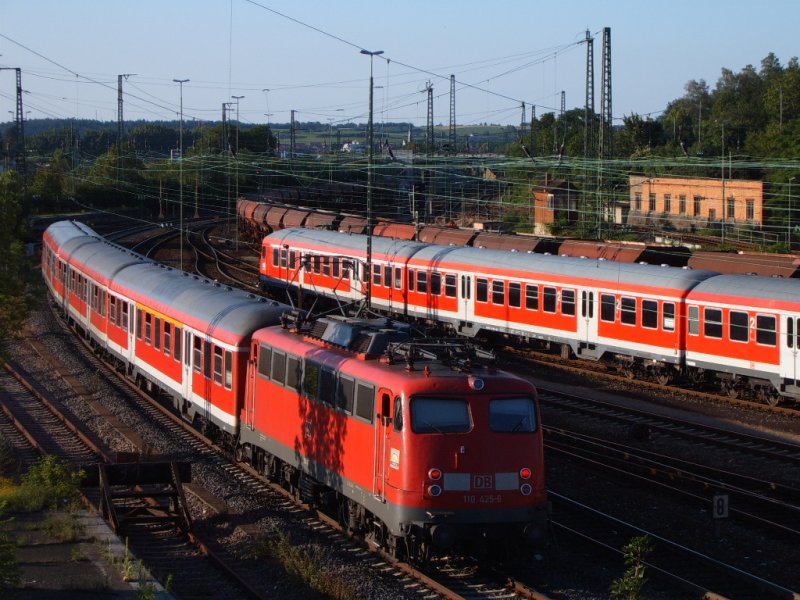 110 425-6 schiebt am 19.06.07 die RegionalBahn von Aalen nach Donauwrth, hier bei der Ausfahrt des Aalener Bahnhofs.