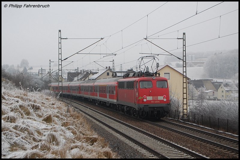110 425-6 schiebt am 27.12.07 eine fr die Filsbahn typische RegionalBahn-Garnitur nach Ulm Hbf, aufgenommen bei Halzhausen.