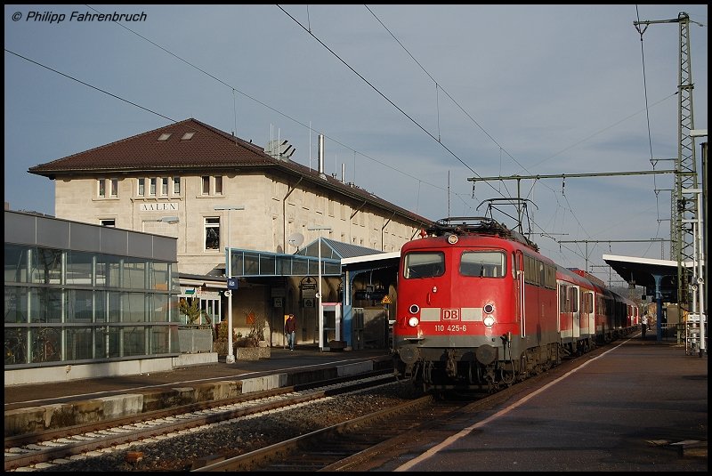 110 425-6 steht am Morgen des 05.02.08 mit RE 19434 nach Stuttgart Hbf auf Gleis 2 des Aalener Bahnhofs.