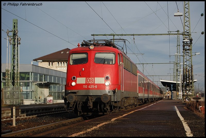 110 425-6 verlsst am 05.02.08 mit RE 19434 nach Stuttgart Hbf den Aalener Bahnhof.