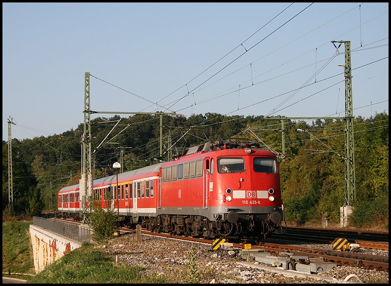 110 425-6 zog am Abend des 30.08.2008 eine RB von Donauwrth nach Aalen. Das Bild wurde aufgenommen, kurz bevor der Zug den Aalener Bahnhof erreichte. 