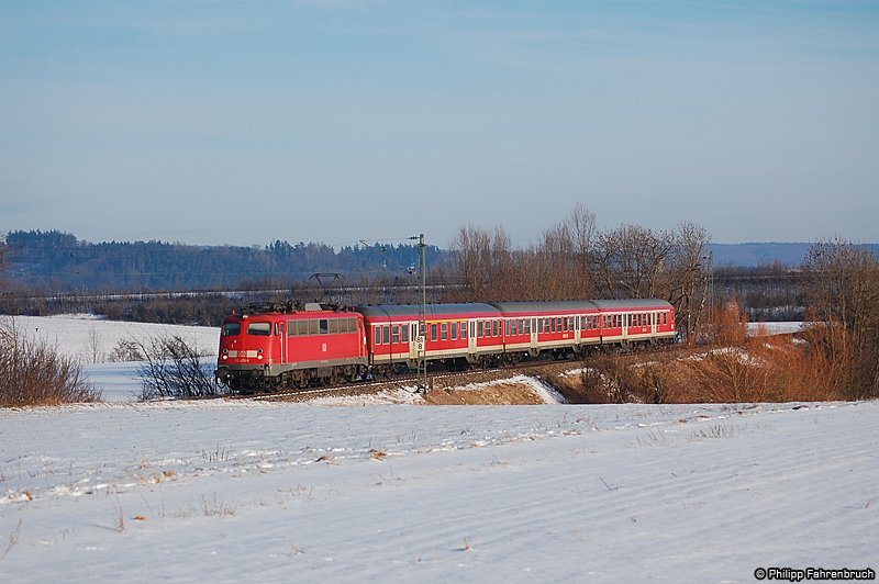 110 425 ist am schneewei-sonnigen Nachmittag des 15.02.09 mit RB 37162 von Donauwrth nach Aalen unterwegs. Aufgenommen am Km 81,8 der Riesbahn (KBS 995).