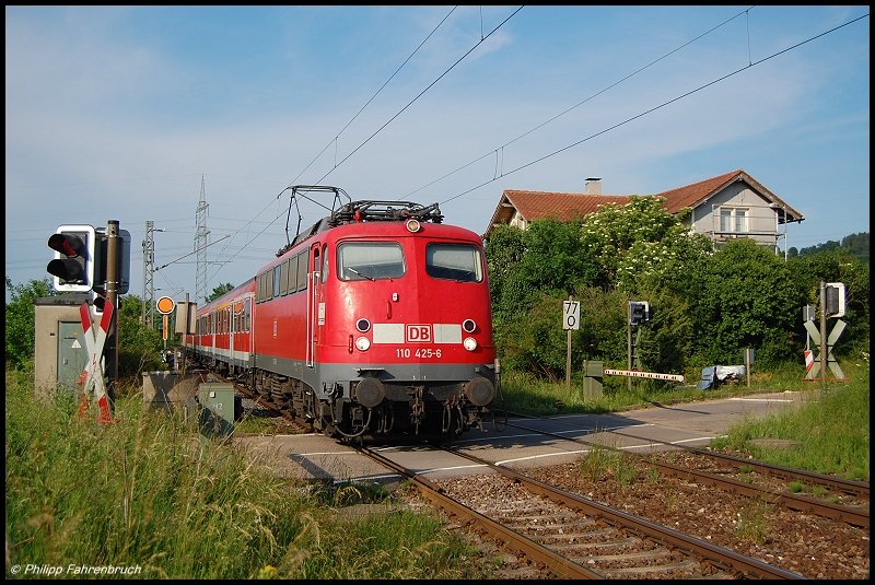 110 425 befrdert am Abend des 09.06.08 RB 37166 von Donauwrth nach Aalen, aufgenommen am B am Km 77,0 der Remsbahn (KBS 786) bei Aalen-Hofen.
