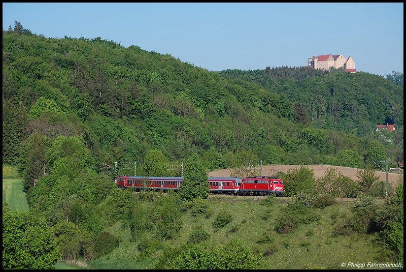 110 425 befrdert am Morgen des 13.05.08 RB 37141 von Aalen nach Donauwrth, aufgenommen bei Lauchheim an der Riesbahn (KBS 995). Im Hintergrund befindet sich die Kapfenburg. Der nchste Halt des Zuges ist Aufhausen(Wrtt).