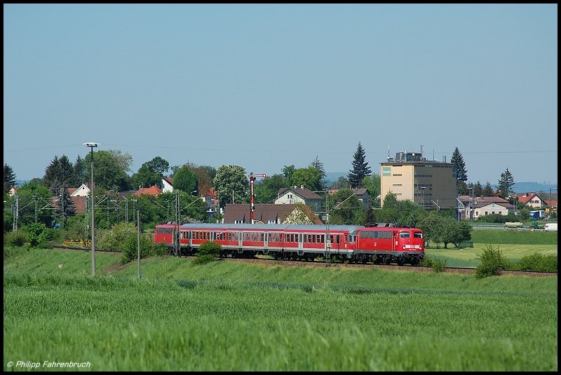 110 425 leistet zur Vormittagszeit des 13.05.08 Steuerwagenersatz fr RB 37149 von Aalen nach Donauwrth und verlsst Mttingen. Am Zugschluss luft 110 508 abgebgelt mit. Der nchste Halt des Zuges ist Hoppingen.