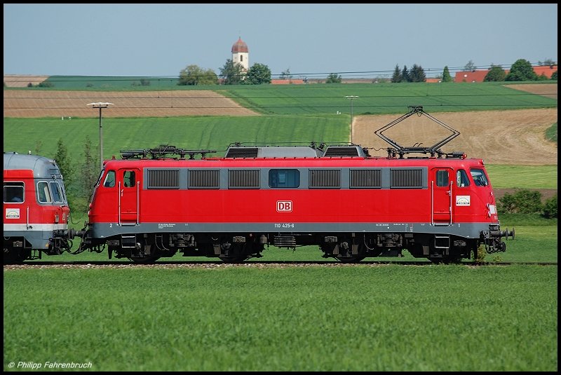 110 425 leistet zur Vormittagszeit des 13.05.08 Steuerwagenersatz fr RB 37149 von Aalen nach Donauwrth, aufgenommen bei Mttingen als seitliches Lokportrait. Am Zugschluss luft 110 508 abgebgelt mit. Der nchste Halt des Zuges ist Hoppingen.