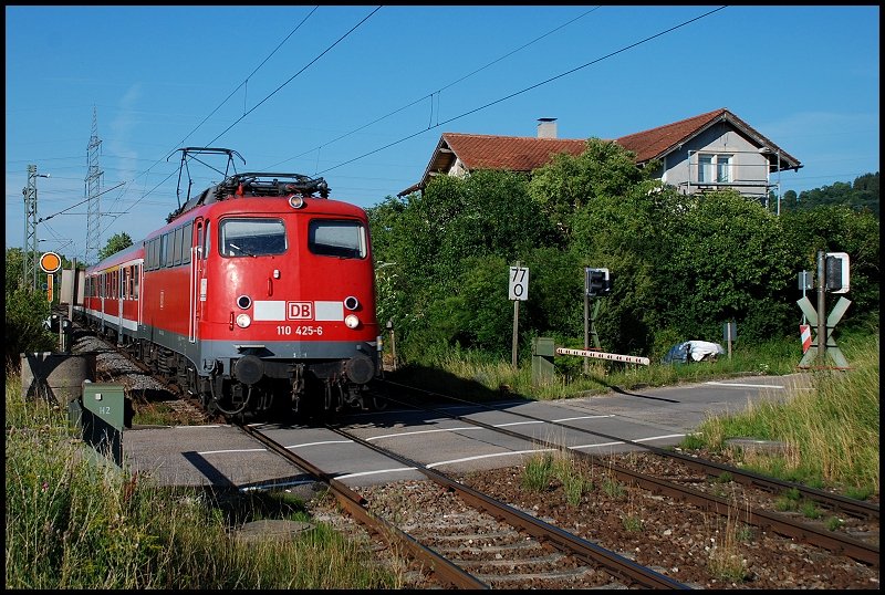 110 425 war am 10.Juli 2008 nach Aalen unterwegs. Aufgenommen bei Hofen(b.Aalen).
