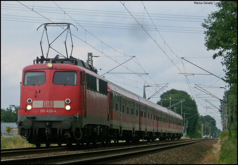 110 426 mit dem RE11592 (Zwischentakt RE4 D�sseldorf - Aachen) am Km 29.0 5.6.2009