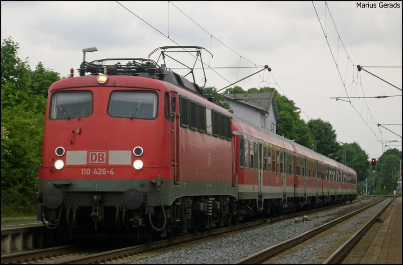 110 426 mit dem RE11596 nach Aachen in Geilenkirchen 4.6.2009