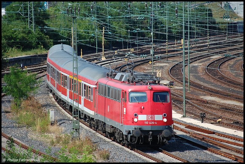 110 426 rollt mit ihrer RB 37162 aus Donauwrth nur noch wenige hundert Meter bis zum Halt auf Gleis 1 des Zielbahnhofs Aalen. Aufgenommen am Nachmittag des 01.07.08.