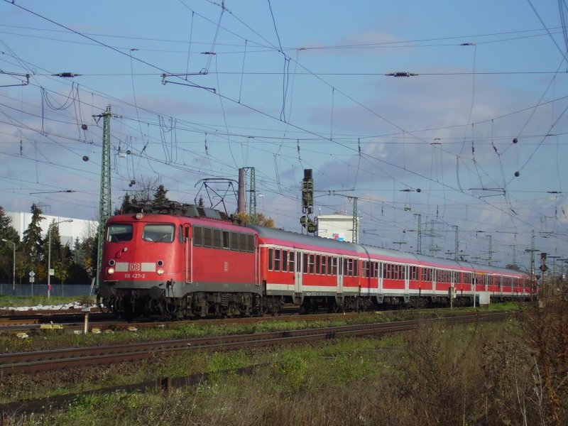 110 427 am 18.11.06 mit einem RE von Frankfurt nach Mannheim in Biblis.