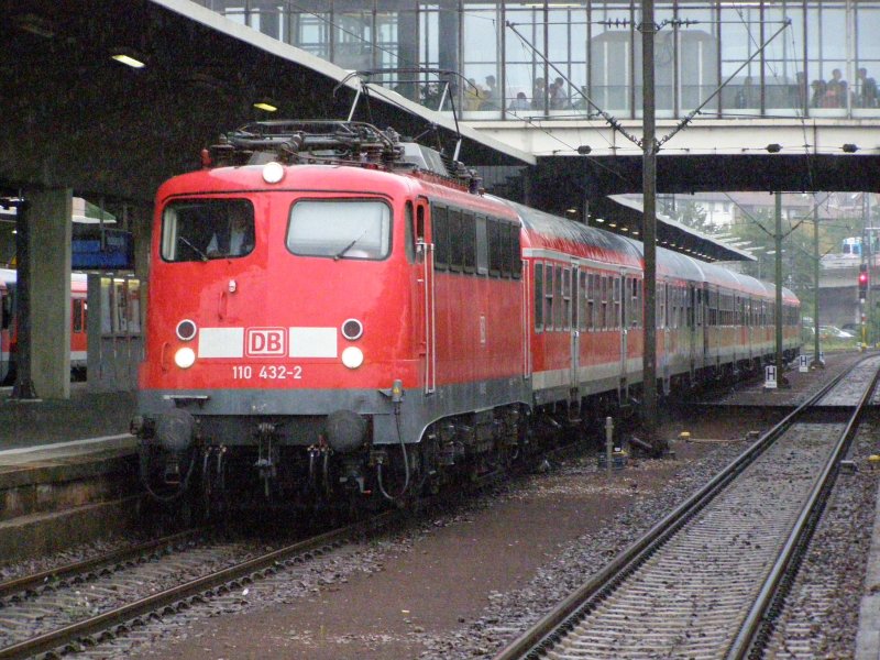 110 432 in Heidelberg. In einer halben stunde fhrt er weiter nach Frankfurt/Main.