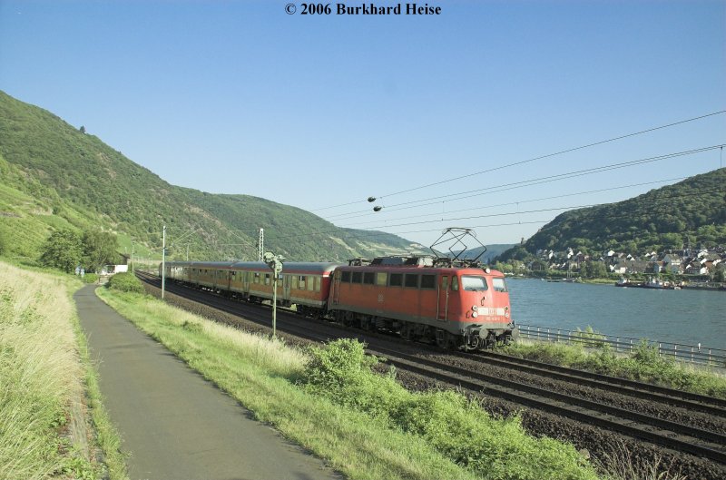 110 432  schiebt am 17.6.2006 eine RB von Lorch nach Assmannshausen