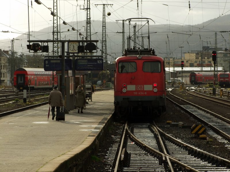 110 434-8 in Gl.109 wartet als RE15423 nach Frankfurt auf ihre Abfahrt.Das Gleis 109 ist ein Stumpfgleis.Ich stehe auf dem Bahnsteig von Gl.9.Links ist Gl.8.Koblenz 22.11.08