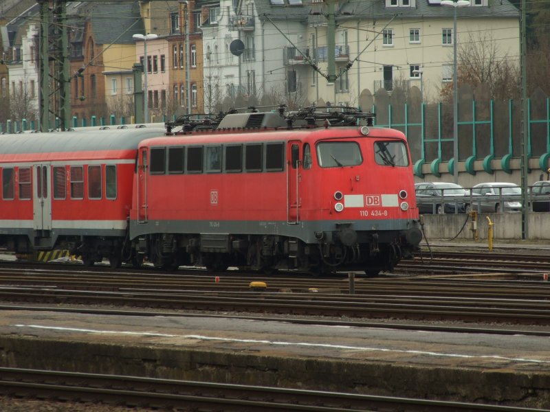 110 434-8 mit RB-Wagen steht abgebgelt in Koblenz Hbf.Das ist eine der wenigen 110er die man noch in Koblenz sieht.7.3.08