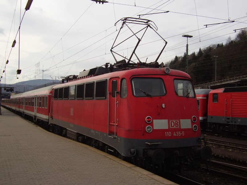 110 435-5 mit RE15023 nach Frankfurt steht zur Abfahrt in Koblenz bereit