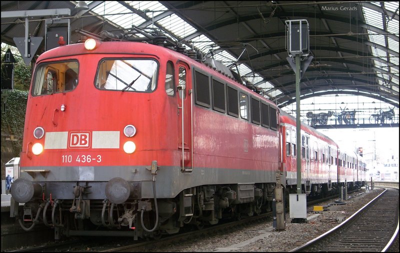 110 436 (unsere  neue  in NRW) mit einem 6-Wagen RE9 nach K�ln Messe/Deutz bei der Bereitstellung in Aachen Hbf 15.3.2009