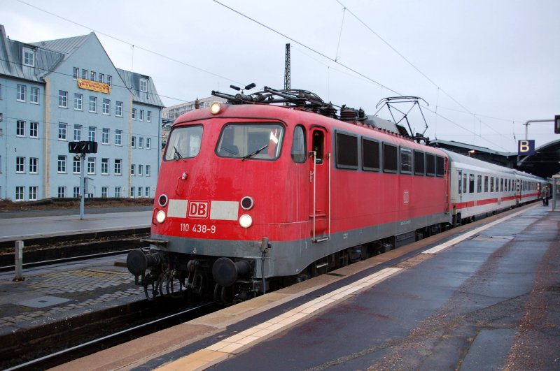 110 438 steht am 22.02.09 mit dem IC 1856 nach Frankfurt(M) im Hbf Halle(S).