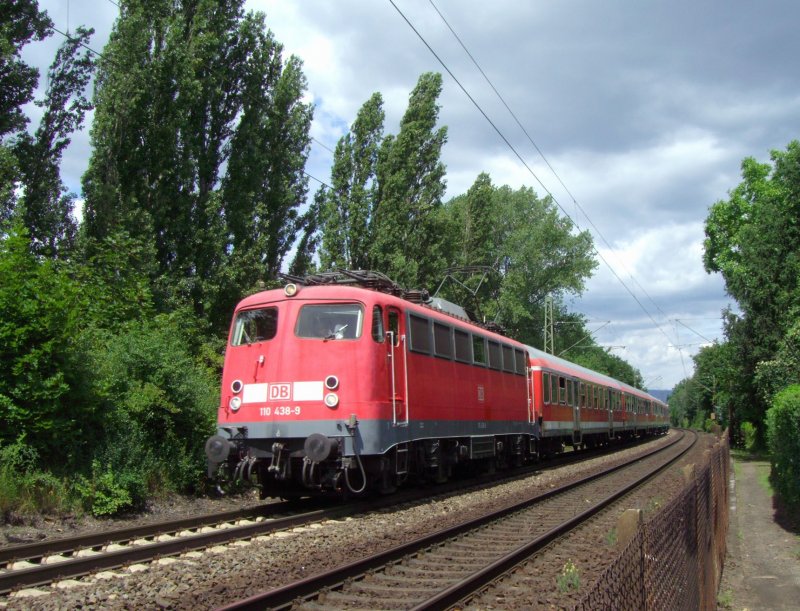 110 438 unterwegs mit einem RegionalExpress in Richtung Frankfurt(Main). Aufgenommen in Mainz-Kastel, Juli 2008. 