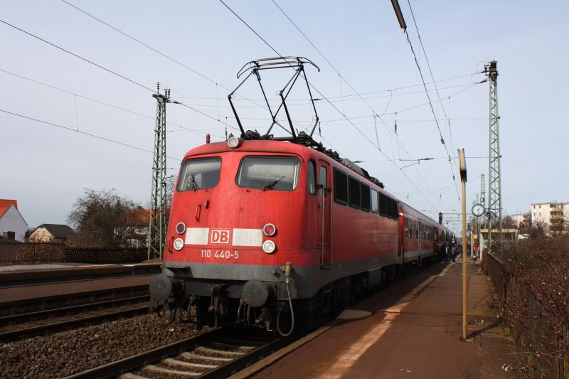 110 440-5 war die dritte Bgelfalten-110, die ich in einer Stunde im Bahnhof von Lang Gns gesichtet habe. Sie ist Richtung Gieen unterwegs am 18.03.09.