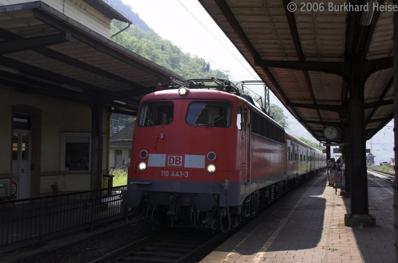 110 441 am 17.6.2006 mit einer Regionalbahn in Kaub